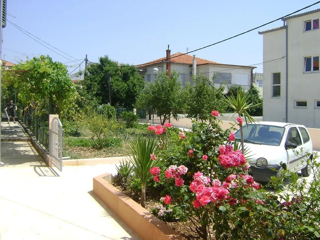 Apartments D&A تروغير 0*,